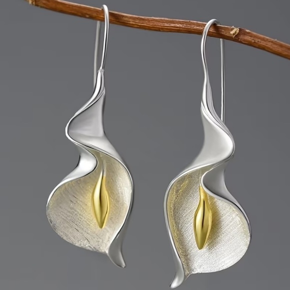 Jewelry - Elegant Silver and Gold Floral Earrings. Vintage Calla Lily Flower Earrings 🌷